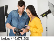 the team of two photographers shooting on studio. Стоковое фото, агентство Ingram Publishing / Фотобанк Лори
