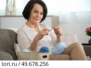 older woman in the home knitting. Стоковое фото, агентство Ingram Publishing / Фотобанк Лори