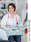 radiologist giving her pronostic to her patient. Стоковое фото, агентство Ingram Publishing / Фотобанк Лори