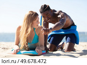 happy mixed couple preparing for a body leasson. Стоковое фото, агентство Ingram Publishing / Фотобанк Лори