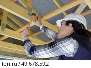 a woman builder with hammer. Стоковое фото, агентство Ingram Publishing / Фотобанк Лори