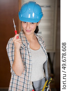 woman in hard hat showing a screw driver. Стоковое фото, агентство Ingram Publishing / Фотобанк Лори