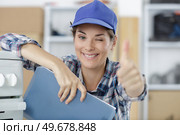 servicewoman winking and holding thumbs up. Стоковое фото, агентство Ingram Publishing / Фотобанк Лори