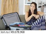 woman with suitcase looking worried. Стоковое фото, агентство Ingram Publishing / Фотобанк Лори