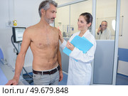 a nurse reassuring male patient. Стоковое фото, агентство Ingram Publishing / Фотобанк Лори