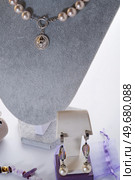 author beautiful  pearls jewelry  demonstrated on maneken. fashion and jewelry concept. Стоковое фото, агентство Ingram Publishing / Фотобанк Лори