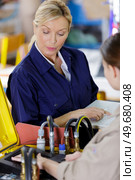women and equipment cables and piping. Стоковое фото, агентство Ingram Publishing / Фотобанк Лори