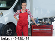 female mechanic fixing looking at camera. Стоковое фото, агентство Ingram Publishing / Фотобанк Лори