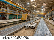 Московский завод ЖБИ. Цех по изготовлению плит. (2021 год). Редакционное фото, фотограф Игорь Рожков / Фотобанк Лори