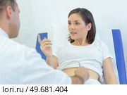 woman having a belly ultrasound. Стоковое фото, агентство Ingram Publishing / Фотобанк Лори