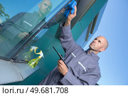 wiping the glass window. Стоковое фото, агентство Ingram Publishing / Фотобанк Лори