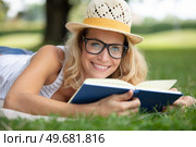 happy woman enjoys reading a book in the garden. Стоковое фото, агентство Ingram Publishing / Фотобанк Лори