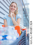 woman with shopping cart posed outdoor market near car parking. Стоковое фото, агентство Ingram Publishing / Фотобанк Лори