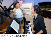 two women singing on the tune. Стоковое фото, агентство Ingram Publishing / Фотобанк Лори