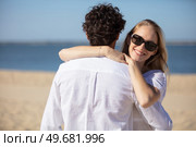 attractive couple cuddling at the beach. Стоковое фото, агентство Ingram Publishing / Фотобанк Лори