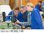 glass window and door factory apprentice. Стоковое фото, агентство Ingram Publishing / Фотобанк Лори