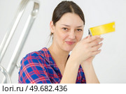 portrait of happy woman painting a wall. Стоковое фото, агентство Ingram Publishing / Фотобанк Лори