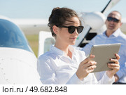 beautiful woman using tablet-pc at airfield. Стоковое фото, агентство Ingram Publishing / Фотобанк Лори
