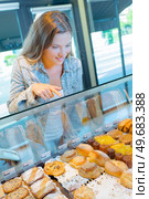 Woman in a pastry shop. Стоковое фото, агентство Ingram Publishing / Фотобанк Лори