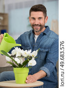 happy man keeping plants refreshed. Стоковое фото, агентство Ingram Publishing / Фотобанк Лори
