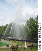 Пожарные в форме распыляют воду, водяная арка в городском парке (2008 год). Редакционное фото, фотограф Snezka / Фотобанк Лори