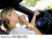 a stressed young woman driver. Стоковое фото, агентство Ingram Publishing / Фотобанк Лори