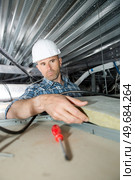 roofer builder worker installing roof insulation material. Стоковое фото, агентство Ingram Publishing / Фотобанк Лори