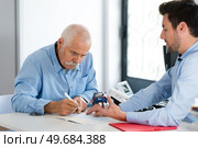 client signing a car insurance deal. Стоковое фото, агентство Ingram Publishing / Фотобанк Лори