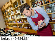 wine merchant recording stock on clipboard. Стоковое фото, агентство Ingram Publishing / Фотобанк Лори