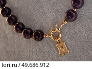 author beautiful  blackberry color pearls necklaces with heart pendant demonstrated on maneken. fashion and jewelry concept. Стоковое фото, агентство Ingram Publishing / Фотобанк Лори