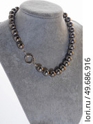 author beautiful  steel color pearls necklaces with heart pendant demonstrated on maneken. fashion and jewelry concept. Стоковое фото, агентство Ingram Publishing / Фотобанк Лори