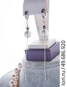 author beautiful   jewelry with pearls  demonstrated around white backround. fashion and jewelry concept. Стоковое фото, агентство Ingram Publishing / Фотобанк Лори