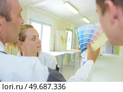 interior decorators with color wheel. Стоковое фото, агентство Ingram Publishing / Фотобанк Лори