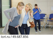 pregnant woman with contractions in hospital entrance. Стоковое фото, агентство Ingram Publishing / Фотобанк Лори