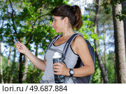 female hiker holding compass in forest. Стоковое фото, агентство Ingram Publishing / Фотобанк Лори