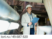 man in white coats working in fermentation section. Стоковое фото, агентство Ingram Publishing / Фотобанк Лори