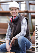 cheerful female architect smiling at the camera. Стоковое фото, агентство Ingram Publishing / Фотобанк Лори