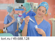 doctor is preparing patient for surgery. Стоковое фото, агентство Ingram Publishing / Фотобанк Лори