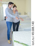 a couple shopping for mattress. Стоковое фото, агентство Ingram Publishing / Фотобанк Лори
