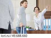 young salesclerk guiding a customer. Стоковое фото, агентство Ingram Publishing / Фотобанк Лори