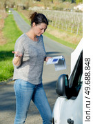 portrait of a woman with broken car. Стоковое фото, агентство Ingram Publishing / Фотобанк Лори