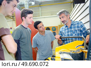 young apprentices a metal lesson. Стоковое фото, агентство Ingram Publishing / Фотобанк Лори