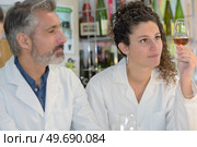 man and woman testing wine in laboratory. Стоковое фото, агентство Ingram Publishing / Фотобанк Лори