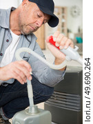 a professional checks the radiator. Стоковое фото, агентство Ingram Publishing / Фотобанк Лори