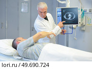 Doctor explaining image on screen to patient. Стоковое фото, агентство Ingram Publishing / Фотобанк Лори