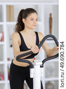 beautiful young woman exercising on stepper at the home. Стоковое фото, агентство Ingram Publishing / Фотобанк Лори