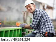 construction builder working on foundations. Стоковое фото, агентство Ingram Publishing / Фотобанк Лори
