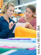 women chooses tissue at store. Стоковое фото, агентство Ingram Publishing / Фотобанк Лори