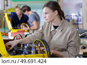young people in technical vocational training with teacher. Стоковое фото, агентство Ingram Publishing / Фотобанк Лори