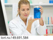 technician working with erlenmeyer flask in laboratory. Стоковое фото, агентство Ingram Publishing / Фотобанк Лори